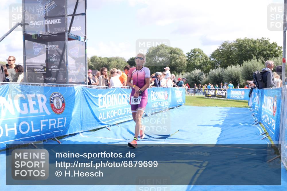 25.08.2024 - Elbe Triathlon Hamburg H.Heesch http://msf.ph/oto/6879699 25.08.2024 11:52:04 Ziel 750, 1577, 1581 meine-sportfotos.de