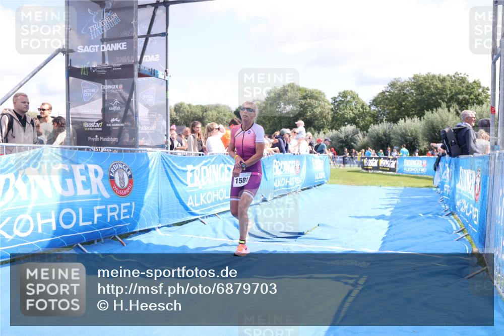 25.08.2024 - Elbe Triathlon Hamburg H.Heesch http://msf.ph/oto/6879703 25.08.2024 11:52:04 Ziel 750, 1577, 1581 meine-sportfotos.de