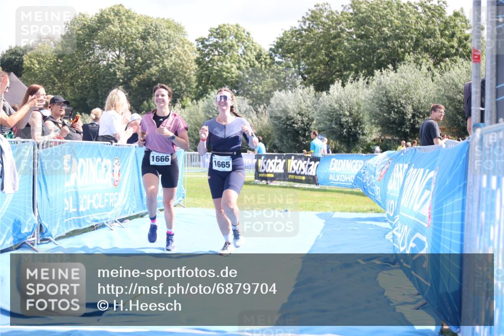 25.08.2024 - Elbe Triathlon Hamburg H.Heesch http://msf.ph/oto/6879704 25.08.2024 12:17:56 Ziel 1665, 1666 meine-sportfotos.de