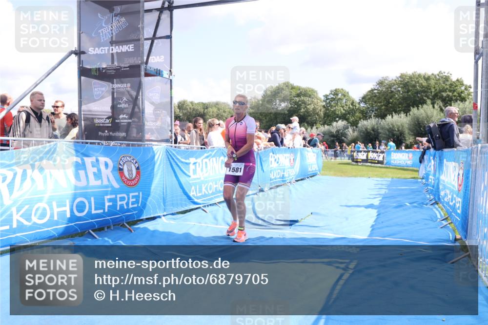 25.08.2024 - Elbe Triathlon Hamburg H.Heesch http://msf.ph/oto/6879705 25.08.2024 11:52:04 Ziel 750, 1577, 1581 meine-sportfotos.de