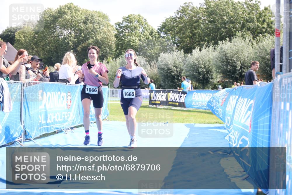 25.08.2024 - Elbe Triathlon Hamburg H.Heesch http://msf.ph/oto/6879706 25.08.2024 12:17:56 Ziel 1665, 1666 meine-sportfotos.de