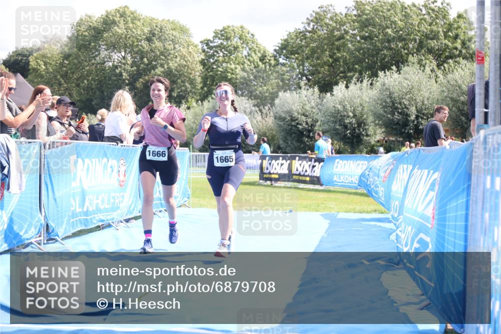 25.08.2024 - Elbe Triathlon Hamburg H.Heesch http://msf.ph/oto/6879708 25.08.2024 12:17:56 Ziel 1665, 1666 meine-sportfotos.de