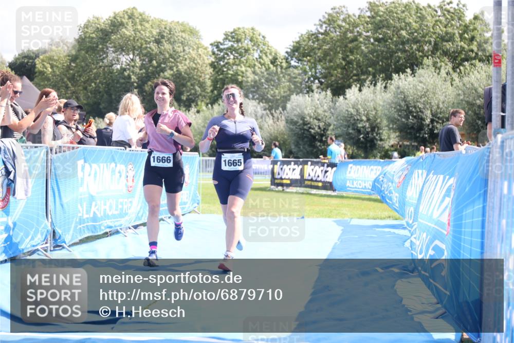 25.08.2024 - Elbe Triathlon Hamburg H.Heesch http://msf.ph/oto/6879710 25.08.2024 12:17:56 Ziel 1665, 1666 meine-sportfotos.de