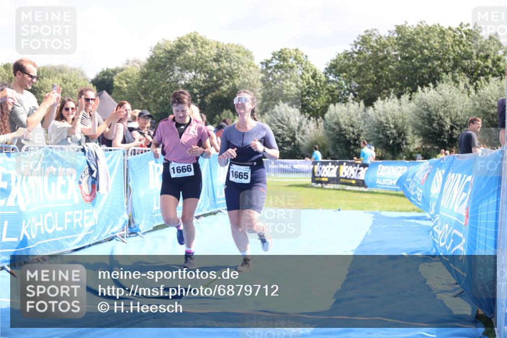 25.08.2024 - Elbe Triathlon Hamburg H.Heesch http://msf.ph/oto/6879712 25.08.2024 12:17:56 Ziel 1665, 1666 meine-sportfotos.de