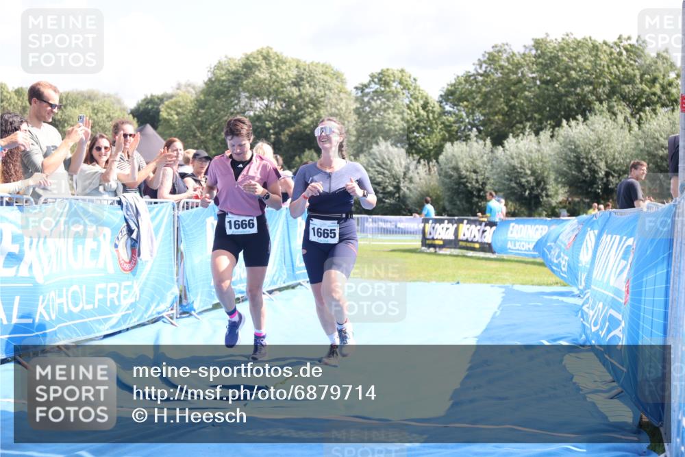 25.08.2024 - Elbe Triathlon Hamburg H.Heesch http://msf.ph/oto/6879714 25.08.2024 12:17:56 Ziel 1665, 1666 meine-sportfotos.de