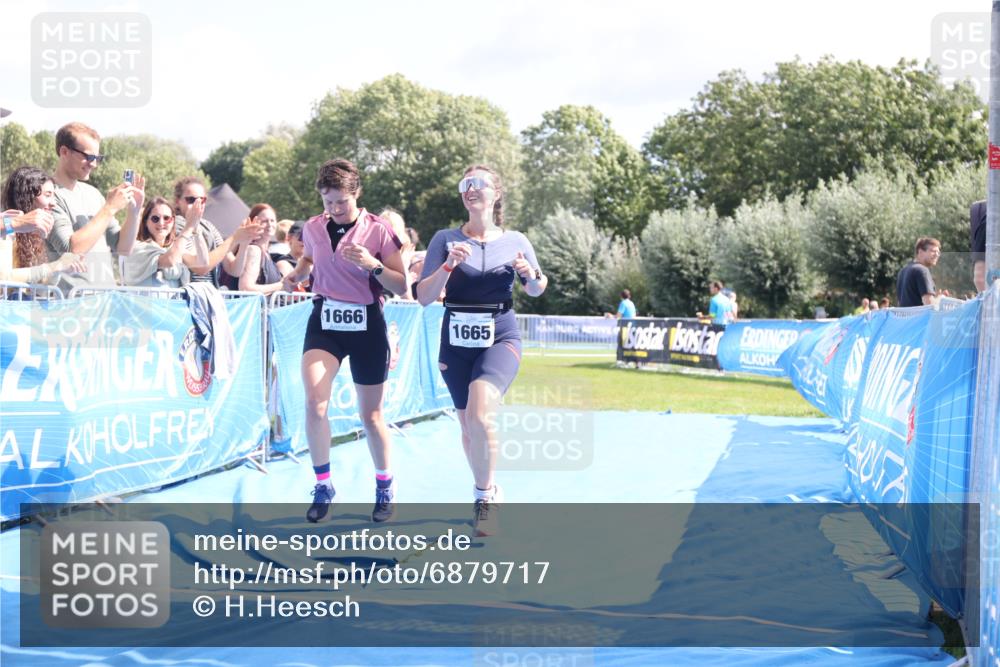 25.08.2024 - Elbe Triathlon Hamburg H.Heesch http://msf.ph/oto/6879717 25.08.2024 12:17:56 Ziel 1665, 1666 meine-sportfotos.de