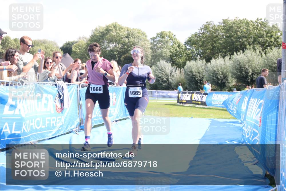 25.08.2024 - Elbe Triathlon Hamburg H.Heesch http://msf.ph/oto/6879718 25.08.2024 12:17:56 Ziel 1665, 1666 meine-sportfotos.de