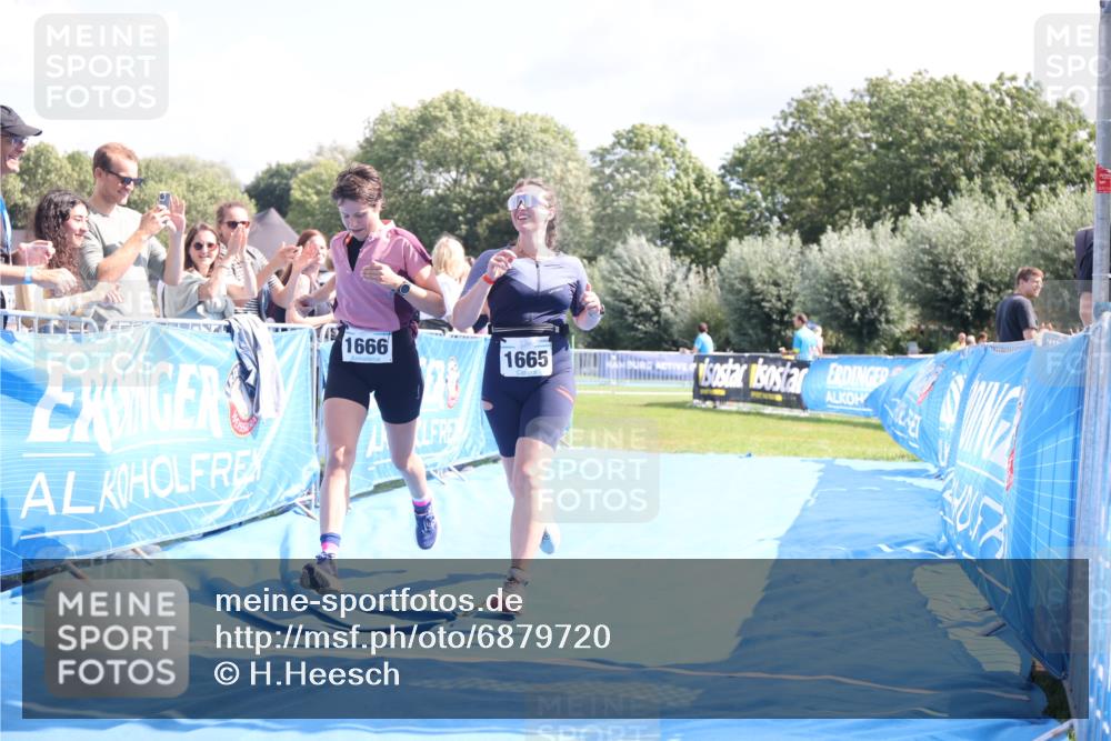 25.08.2024 - Elbe Triathlon Hamburg H.Heesch http://msf.ph/oto/6879720 25.08.2024 12:17:56 Ziel 1665, 1666 meine-sportfotos.de