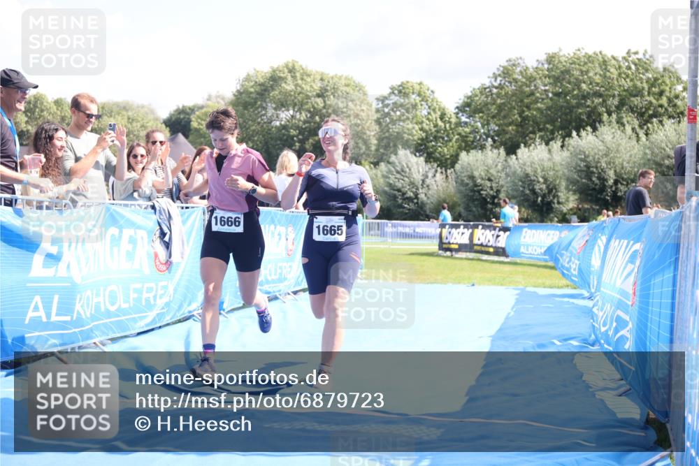 25.08.2024 - Elbe Triathlon Hamburg H.Heesch http://msf.ph/oto/6879723 25.08.2024 12:17:57 Ziel 1665, 1666 meine-sportfotos.de