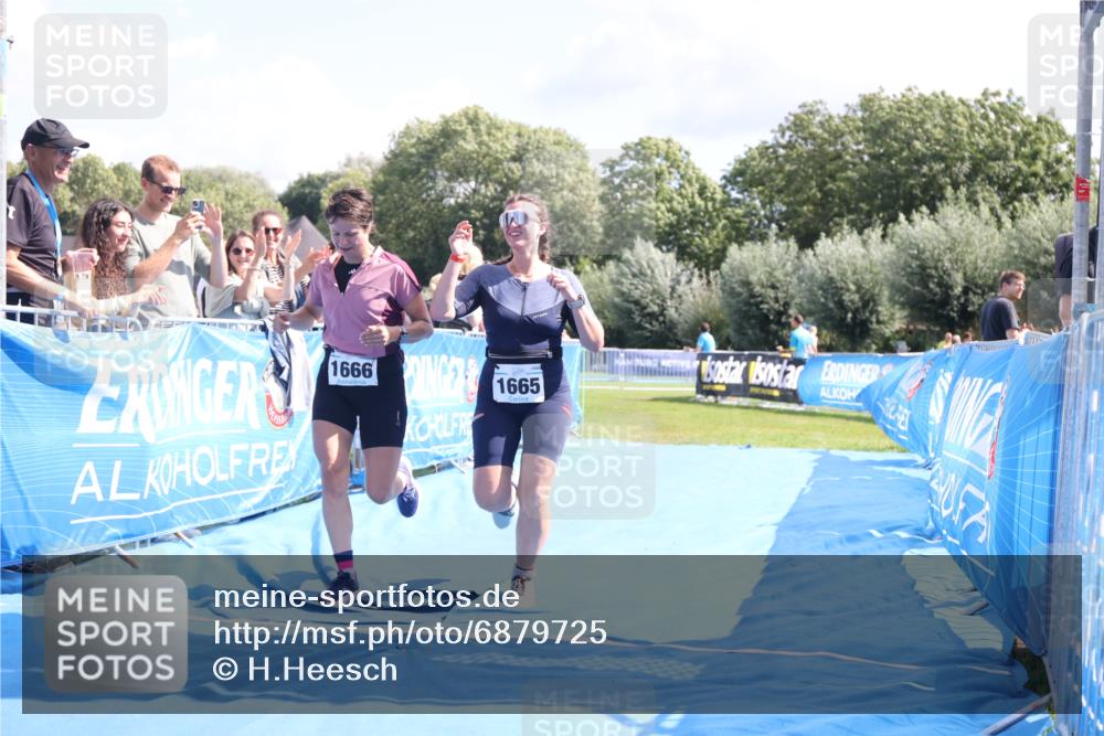 25.08.2024 - Elbe Triathlon Hamburg H.Heesch http://msf.ph/oto/6879725 25.08.2024 12:17:57 Ziel 1665, 1666 meine-sportfotos.de