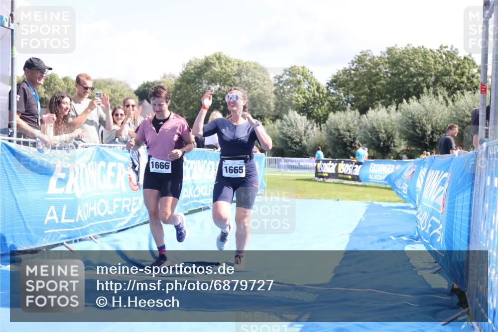 25.08.2024 - Elbe Triathlon Hamburg H.Heesch http://msf.ph/oto/6879727 25.08.2024 12:17:57 Ziel 1665, 1666 meine-sportfotos.de