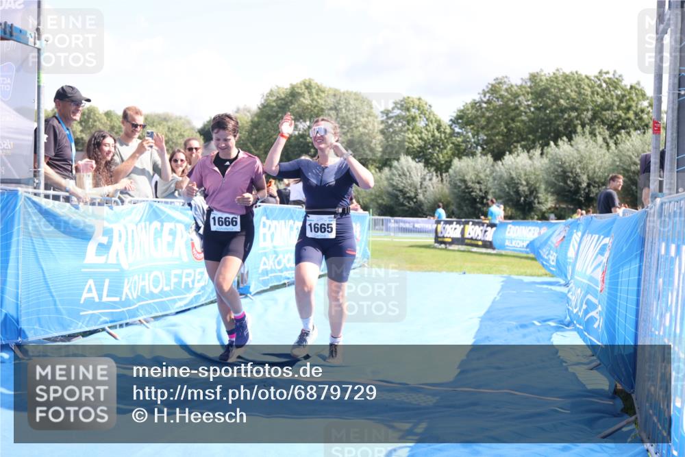 25.08.2024 - Elbe Triathlon Hamburg H.Heesch http://msf.ph/oto/6879729 25.08.2024 12:17:57 Ziel 1665, 1666 meine-sportfotos.de