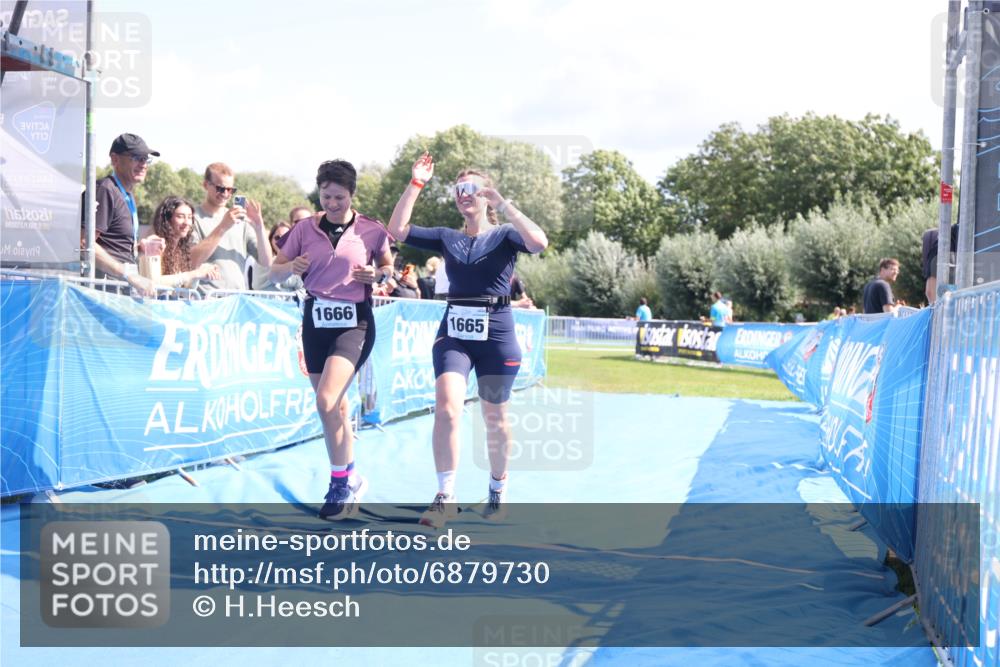 25.08.2024 - Elbe Triathlon Hamburg H.Heesch http://msf.ph/oto/6879730 25.08.2024 12:17:57 Ziel 1665, 1666 meine-sportfotos.de