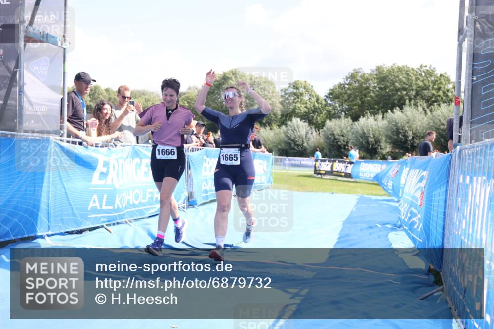 25.08.2024 - Elbe Triathlon Hamburg H.Heesch http://msf.ph/oto/6879732 25.08.2024 12:17:57 Ziel 1665, 1666 meine-sportfotos.de