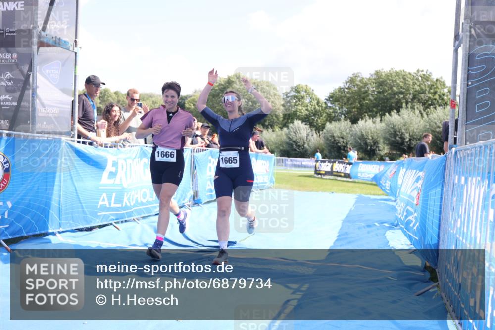 25.08.2024 - Elbe Triathlon Hamburg H.Heesch http://msf.ph/oto/6879734 25.08.2024 12:17:57 Ziel 1665, 1666 meine-sportfotos.de