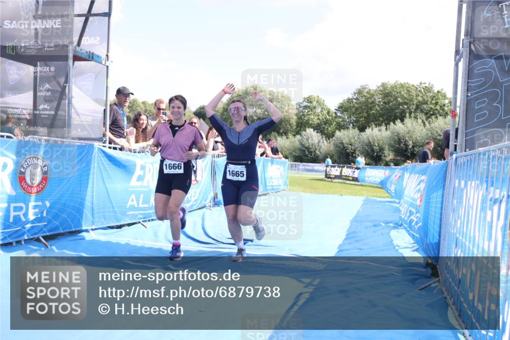 25.08.2024 - Elbe Triathlon Hamburg H.Heesch http://msf.ph/oto/6879738 25.08.2024 12:17:57 Ziel 1665, 1666 meine-sportfotos.de