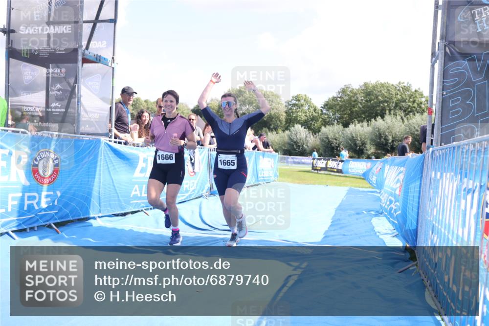 25.08.2024 - Elbe Triathlon Hamburg H.Heesch http://msf.ph/oto/6879740 25.08.2024 12:17:57 Ziel 1665, 1666 meine-sportfotos.de