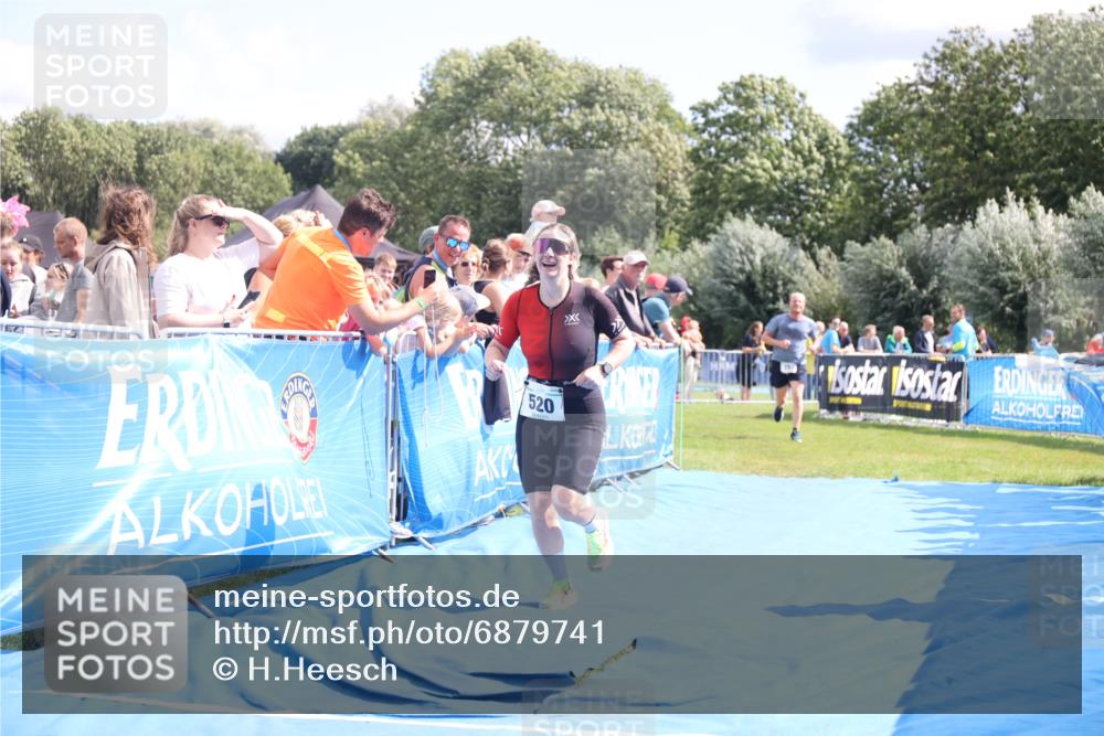 25.08.2024 - Elbe Triathlon Hamburg H.Heesch http://msf.ph/oto/6879741 25.08.2024 11:52:21 Ziel 520, 787, 1521 meine-sportfotos.de