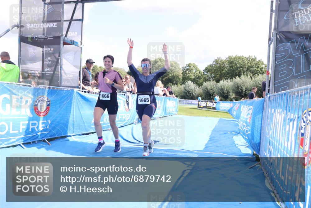 25.08.2024 - Elbe Triathlon Hamburg H.Heesch http://msf.ph/oto/6879742 25.08.2024 12:17:57 Ziel 1665, 1666 meine-sportfotos.de