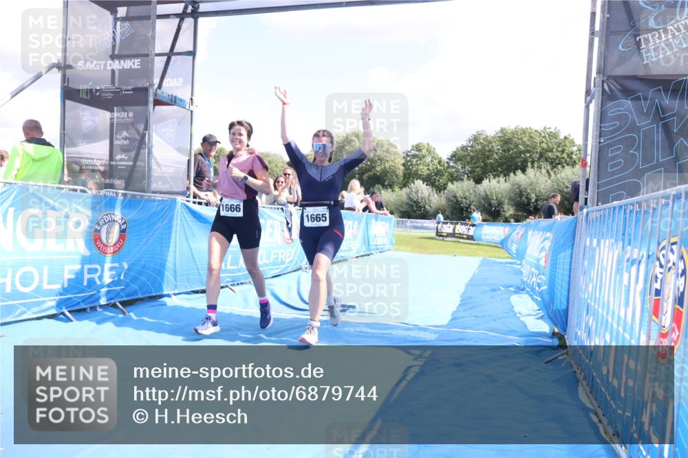 25.08.2024 - Elbe Triathlon Hamburg H.Heesch http://msf.ph/oto/6879744 25.08.2024 12:17:57 Ziel 1665, 1666 meine-sportfotos.de