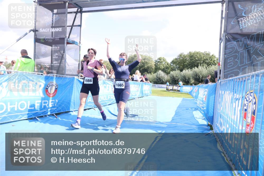 25.08.2024 - Elbe Triathlon Hamburg H.Heesch http://msf.ph/oto/6879746 25.08.2024 12:17:57 Ziel 1665, 1666 meine-sportfotos.de