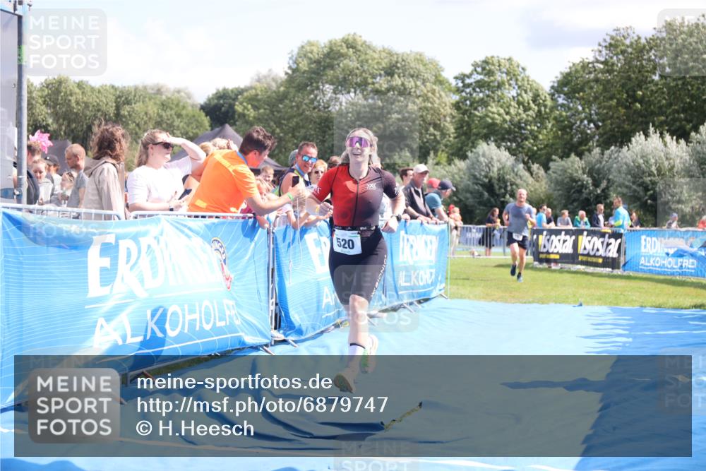 25.08.2024 - Elbe Triathlon Hamburg H.Heesch http://msf.ph/oto/6879747 25.08.2024 11:52:21 Ziel 520, 787, 1521 meine-sportfotos.de