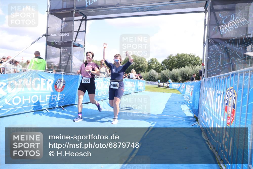 25.08.2024 - Elbe Triathlon Hamburg H.Heesch http://msf.ph/oto/6879748 25.08.2024 12:17:57 Ziel 1665, 1666 meine-sportfotos.de
