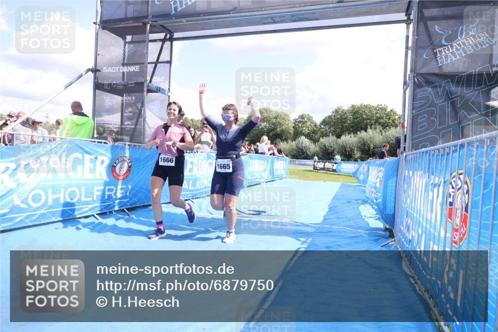 25.08.2024 - Elbe Triathlon Hamburg H.Heesch http://msf.ph/oto/6879750 25.08.2024 12:17:57 Ziel 1665, 1666 meine-sportfotos.de