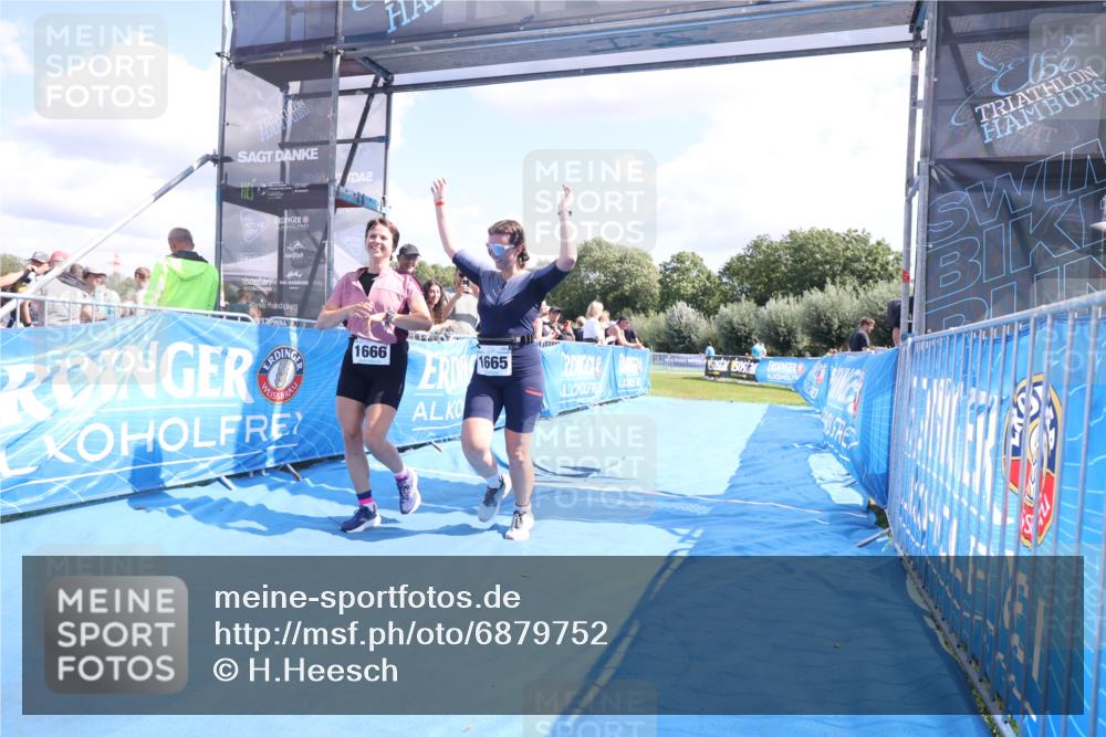 25.08.2024 - Elbe Triathlon Hamburg H.Heesch http://msf.ph/oto/6879752 25.08.2024 12:17:57 Ziel 1665, 1666 meine-sportfotos.de