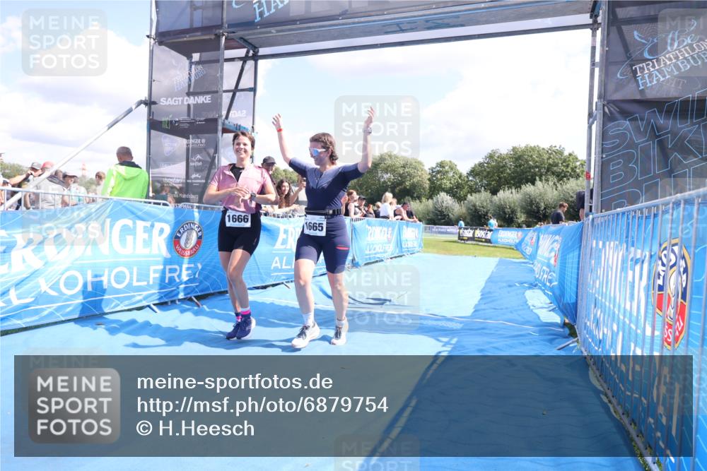 25.08.2024 - Elbe Triathlon Hamburg H.Heesch http://msf.ph/oto/6879754 25.08.2024 12:17:57 Ziel 1665, 1666 meine-sportfotos.de