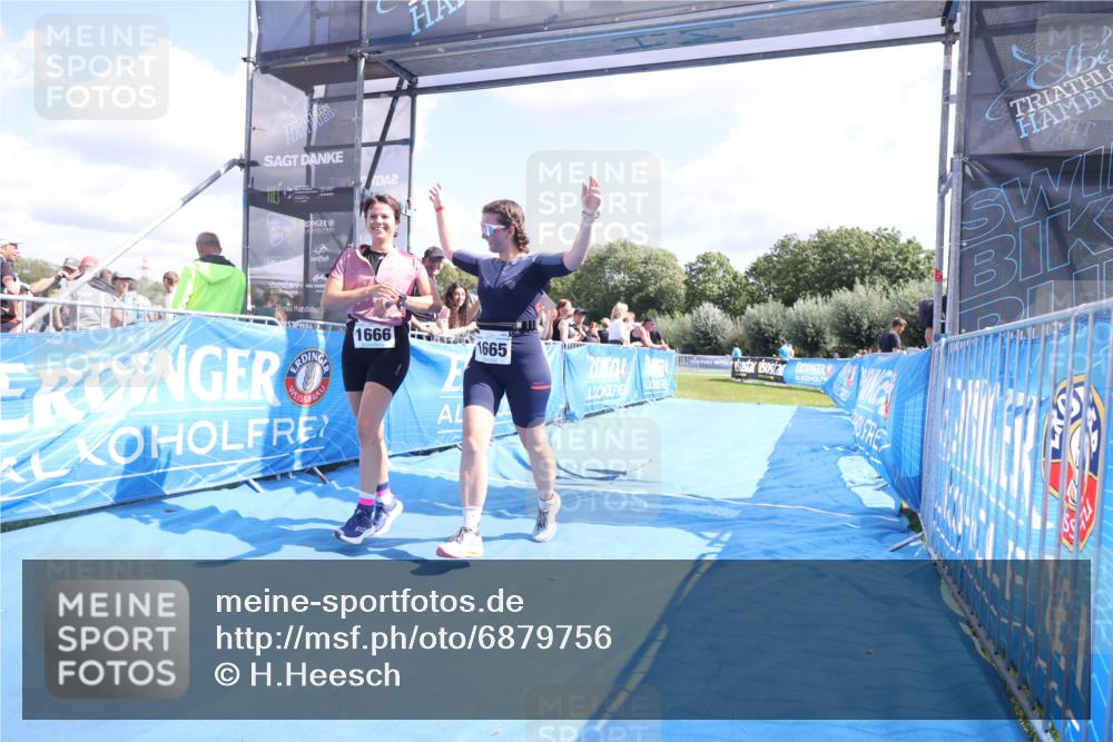 25.08.2024 - Elbe Triathlon Hamburg H.Heesch http://msf.ph/oto/6879756 25.08.2024 12:17:58 Ziel 1665, 1666 meine-sportfotos.de