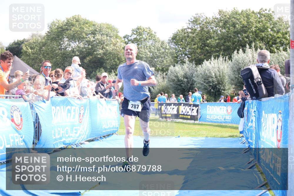 25.08.2024 - Elbe Triathlon Hamburg H.Heesch http://msf.ph/oto/6879788 25.08.2024 11:52:26 Ziel 520, 787, 1521 meine-sportfotos.de