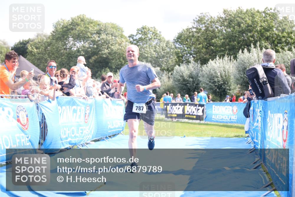 25.08.2024 - Elbe Triathlon Hamburg H.Heesch http://msf.ph/oto/6879789 25.08.2024 11:52:26 Ziel 520, 787, 1521 meine-sportfotos.de