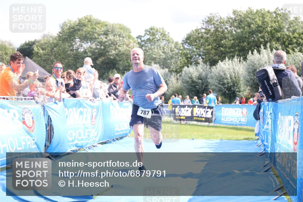 25.08.2024 - Elbe Triathlon Hamburg H.Heesch http://msf.ph/oto/6879791 25.08.2024 11:52:26 Ziel 520, 787, 1521 meine-sportfotos.de