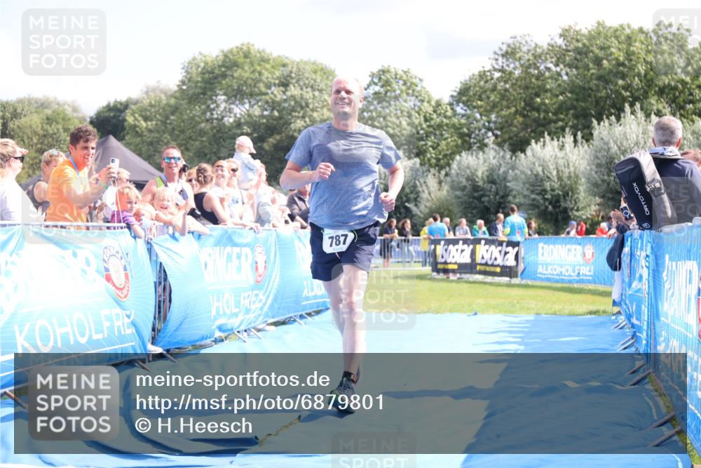 25.08.2024 - Elbe Triathlon Hamburg H.Heesch http://msf.ph/oto/6879801 25.08.2024 11:52:27 Ziel 520, 787 meine-sportfotos.de
