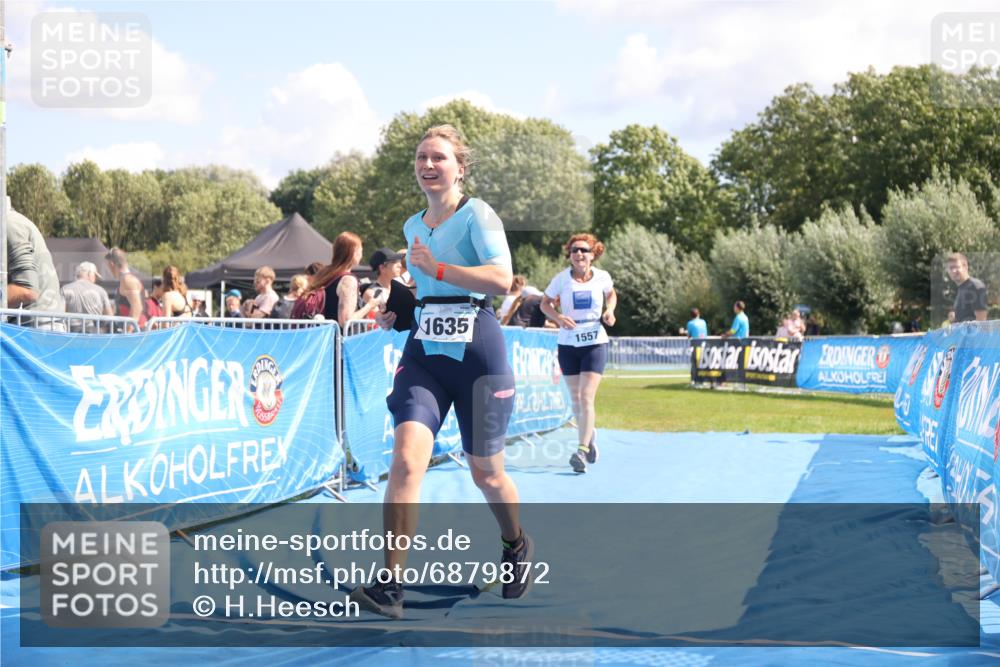 25.08.2024 - Elbe Triathlon Hamburg H.Heesch http://msf.ph/oto/6879872 25.08.2024 12:18:57 Ziel 1557, 1627, 1635 meine-sportfotos.de
