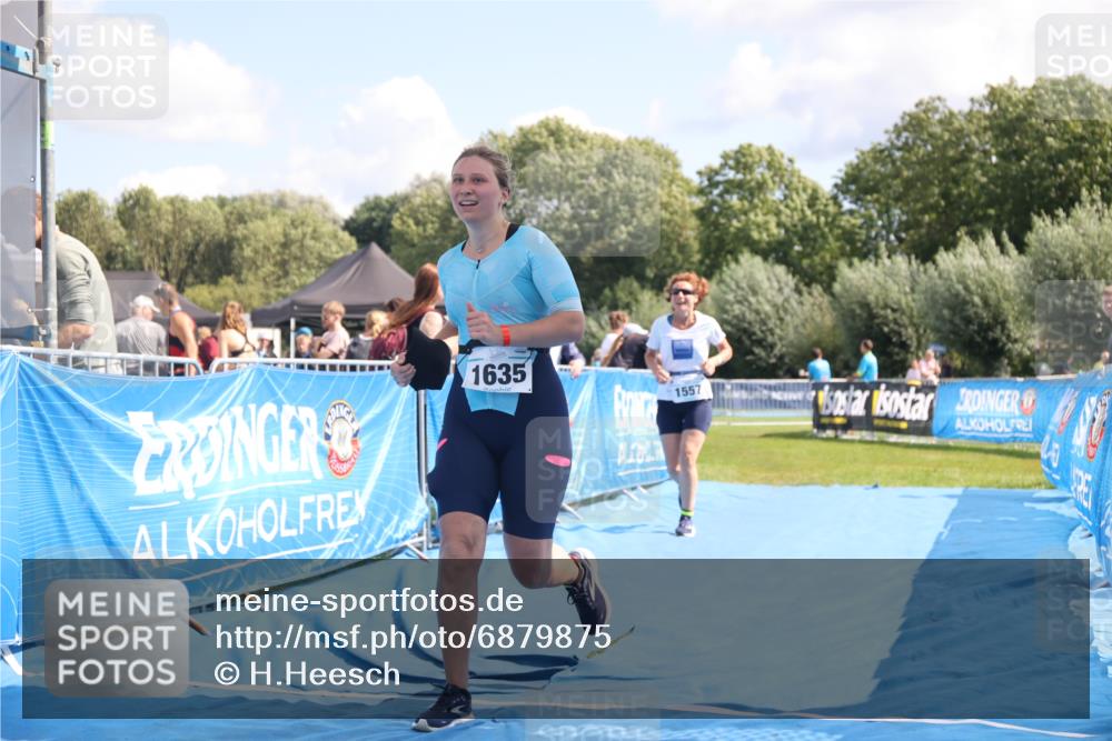 25.08.2024 - Elbe Triathlon Hamburg H.Heesch http://msf.ph/oto/6879875 25.08.2024 12:18:57 Ziel 1557, 1627, 1635 meine-sportfotos.de