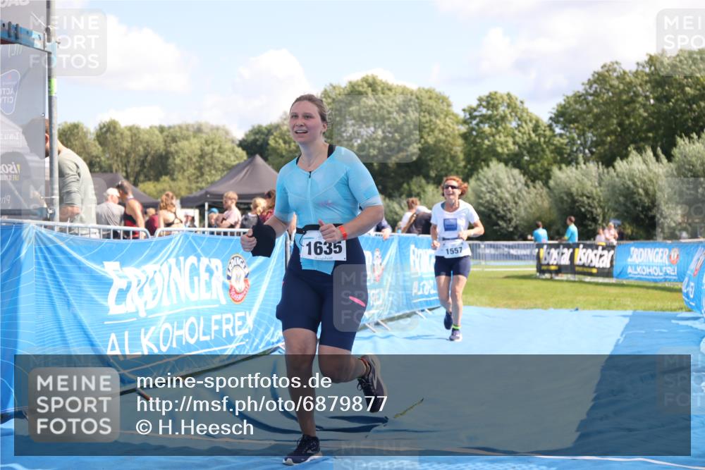 25.08.2024 - Elbe Triathlon Hamburg H.Heesch http://msf.ph/oto/6879877 25.08.2024 12:18:57 Ziel 1557, 1627, 1635 meine-sportfotos.de
