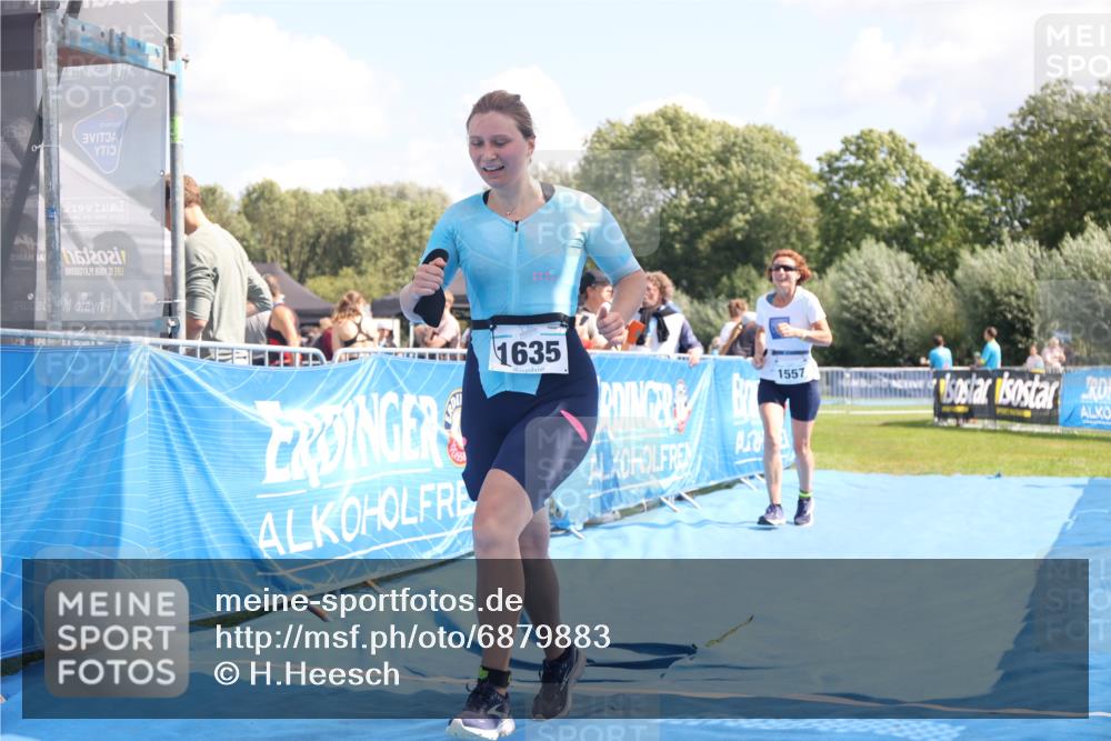 25.08.2024 - Elbe Triathlon Hamburg H.Heesch http://msf.ph/oto/6879883 25.08.2024 12:18:58 Ziel 1557, 1627, 1635 meine-sportfotos.de