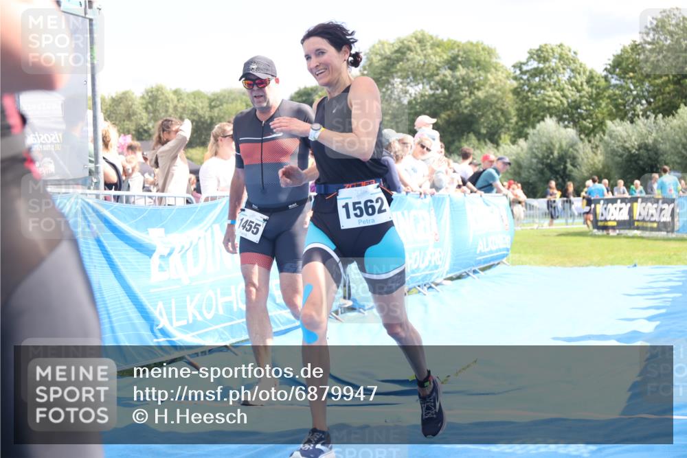 25.08.2024 - Elbe Triathlon Hamburg H.Heesch http://msf.ph/oto/6879947 25.08.2024 11:52:41 Ziel 483, 1455, 1558, 1562 meine-sportfotos.de