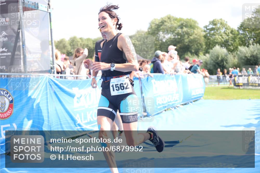 25.08.2024 - Elbe Triathlon Hamburg H.Heesch http://msf.ph/oto/6879952 25.08.2024 11:52:41 Ziel 483, 1455, 1558, 1562 meine-sportfotos.de