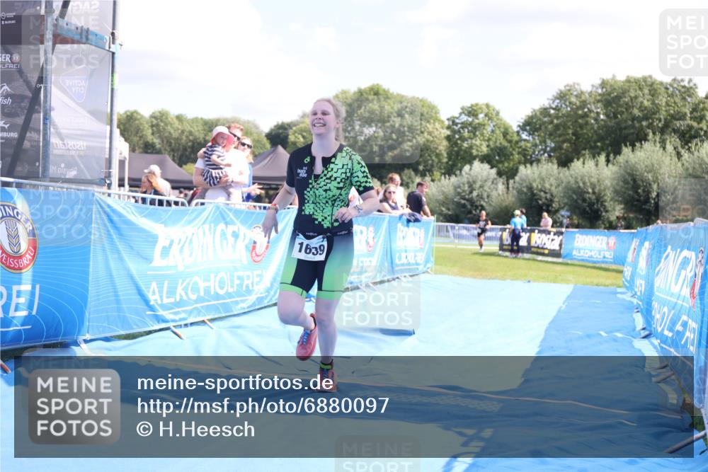 25.08.2024 - Elbe Triathlon Hamburg H.Heesch http://msf.ph/oto/6880097 25.08.2024 12:22:48 Ziel 1639 meine-sportfotos.de