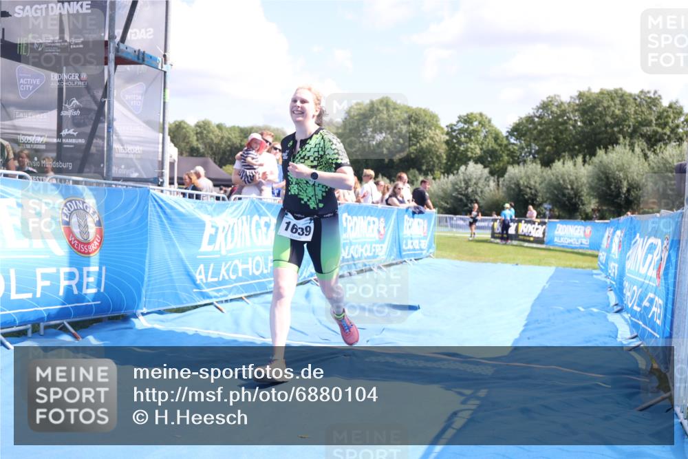 25.08.2024 - Elbe Triathlon Hamburg H.Heesch http://msf.ph/oto/6880104 25.08.2024 12:22:48 Ziel 1639 meine-sportfotos.de
