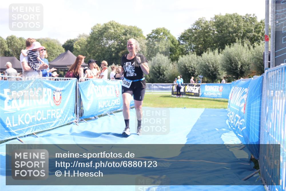 25.08.2024 - Elbe Triathlon Hamburg H.Heesch http://msf.ph/oto/6880123 25.08.2024 12:22:59 Ziel 1536 meine-sportfotos.de