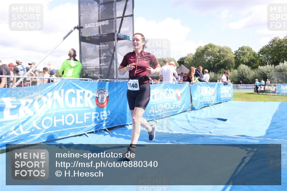 25.08.2024 - Elbe Triathlon Hamburg H.Heesch http://msf.ph/oto/6880340 25.08.2024 12:23:56 Ziel 1540 meine-sportfotos.de