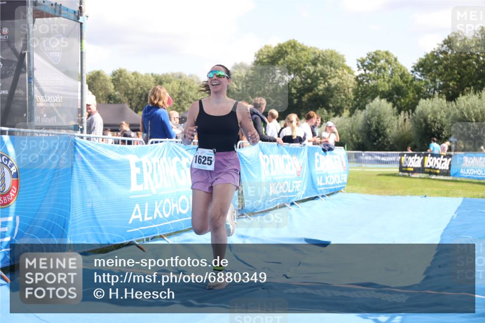 25.08.2024 - Elbe Triathlon Hamburg H.Heesch http://msf.ph/oto/6880349 25.08.2024 12:24:18 Ziel 1625 meine-sportfotos.de