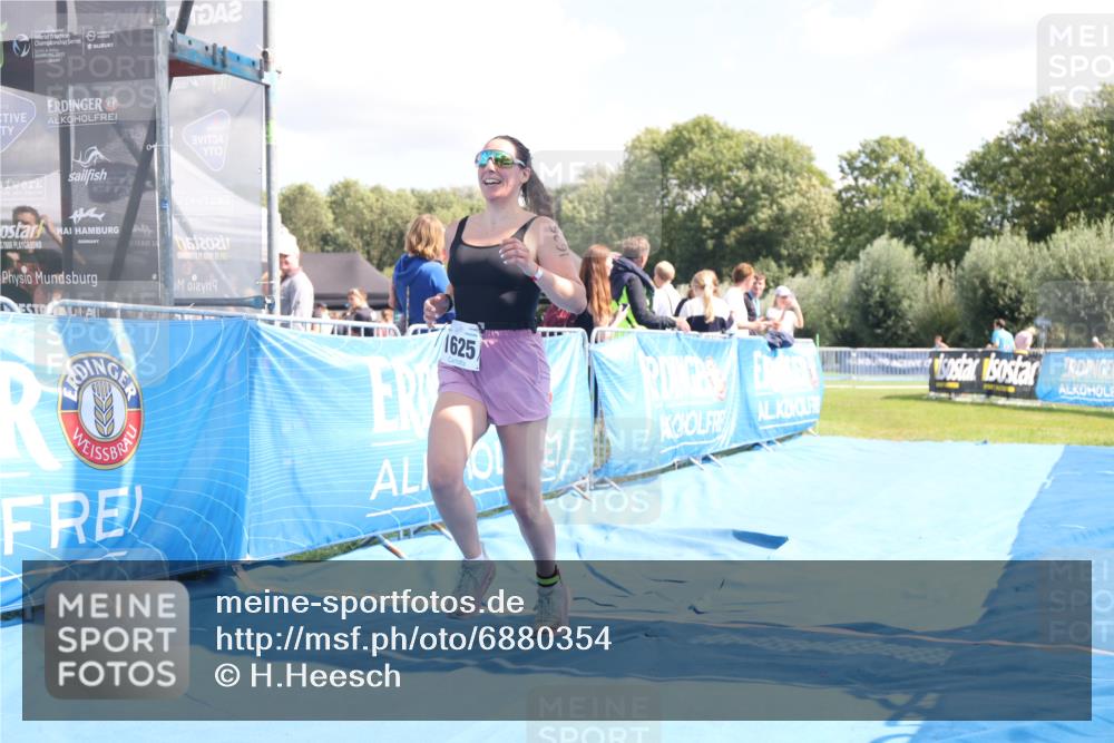 25.08.2024 - Elbe Triathlon Hamburg H.Heesch http://msf.ph/oto/6880354 25.08.2024 12:24:19 Ziel 1625 meine-sportfotos.de