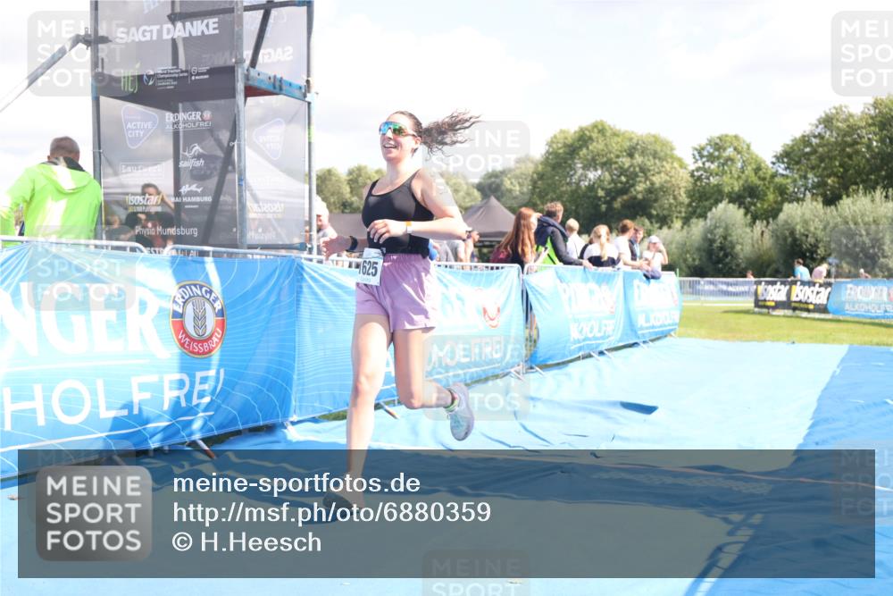 25.08.2024 - Elbe Triathlon Hamburg H.Heesch http://msf.ph/oto/6880359 25.08.2024 12:24:19 Ziel 1625 meine-sportfotos.de