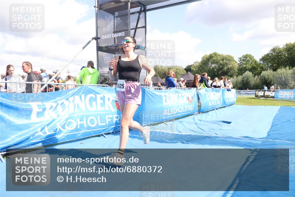 25.08.2024 - Elbe Triathlon Hamburg H.Heesch http://msf.ph/oto/6880372 25.08.2024 12:24:19 Ziel 1625 meine-sportfotos.de
