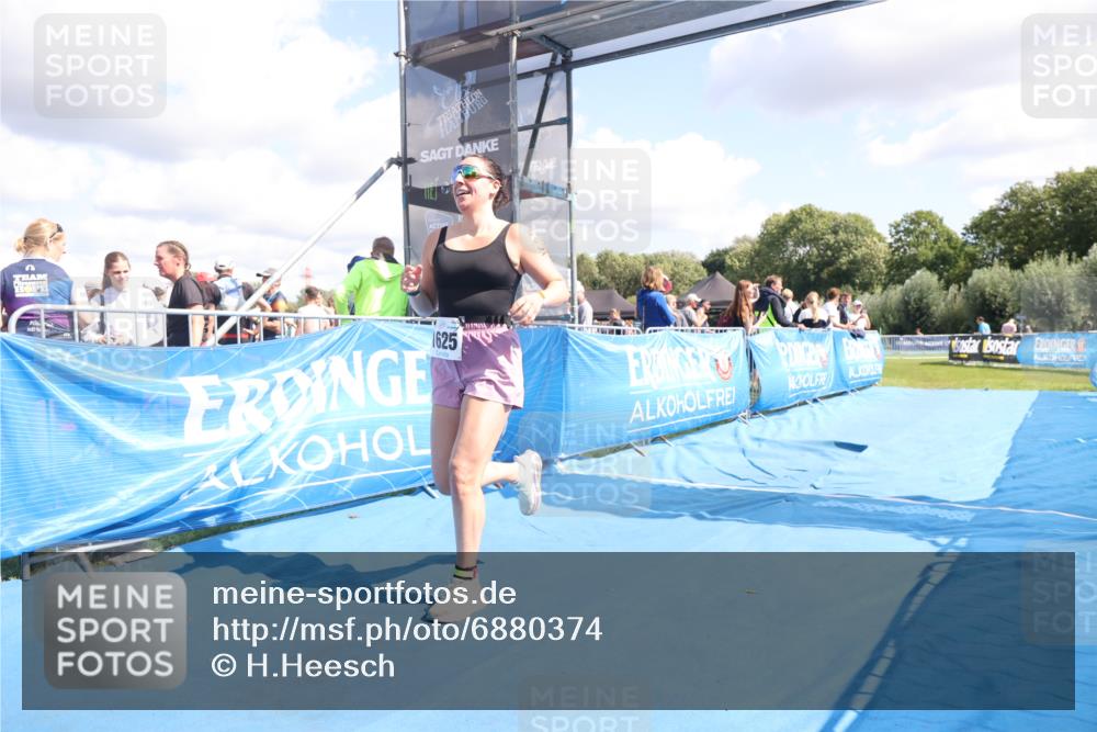 25.08.2024 - Elbe Triathlon Hamburg H.Heesch http://msf.ph/oto/6880374 25.08.2024 12:24:19 Ziel 1625 meine-sportfotos.de